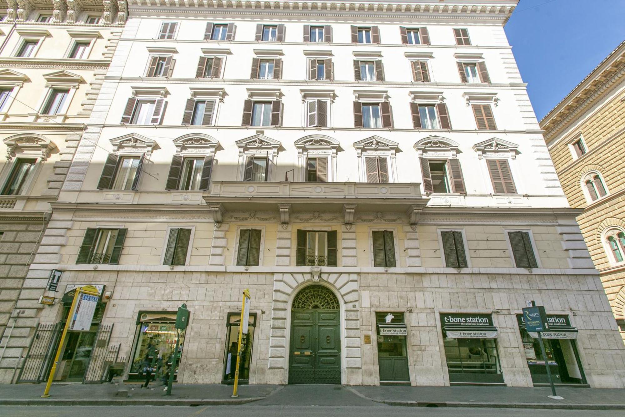 Attico Nel Cuore Di Roma Con Box Privato Per Auto Exterior photo